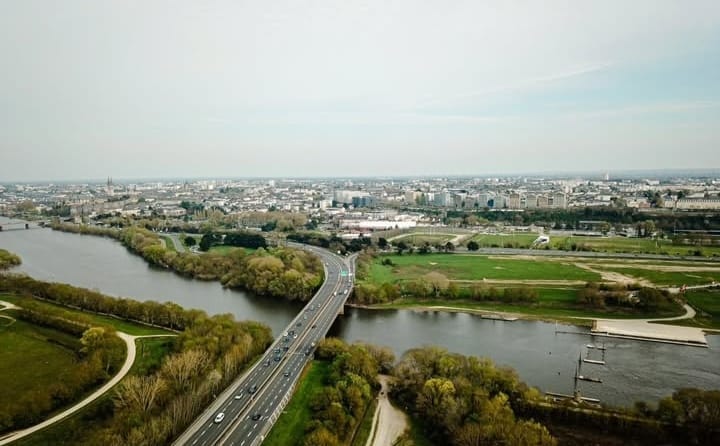 Spott autoroute au lac de Maine.