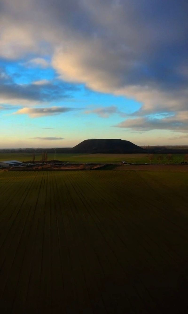 Grande zone dégagée avec vue sur le terril d’Estevelles