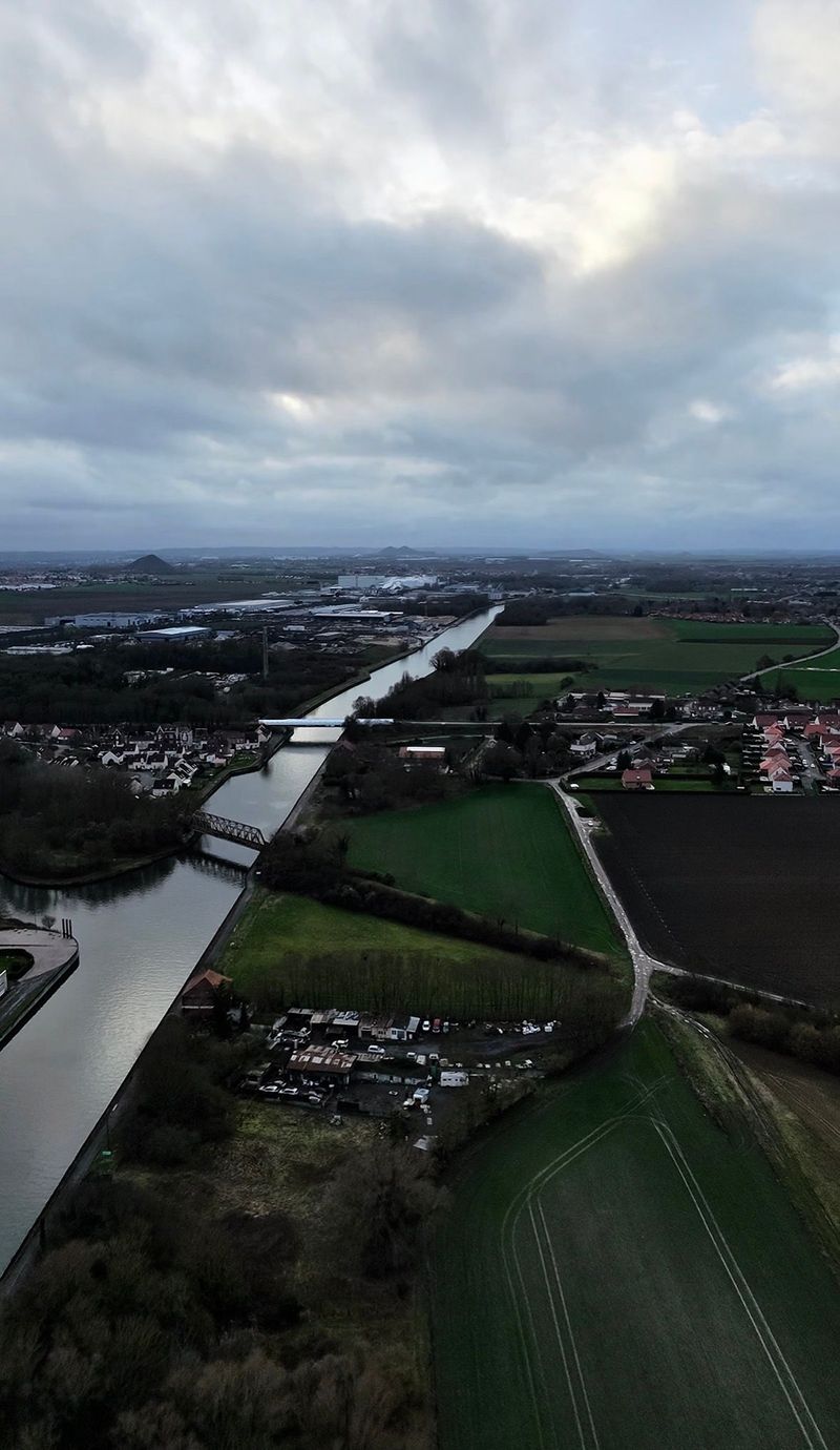 Vue sur la deûle, les terrils et Saint-Jean